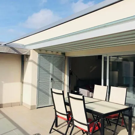 Holiday home City View Retreat: Garden Oasis